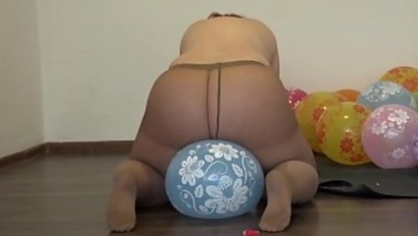 A fat girl in pantyhose sits down on balloons and pisses