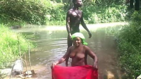 POPULAR YAHOO BOY CAUGHT IN THE RIVER FUCKING A VILLAGE GIRL TO RENEWCHARM ON HIS CLIENTS