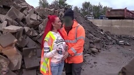 Baustellen Arbeiter fickt rothaariges Teen bei der Arbeit ohne Kondom - German Redhead