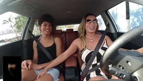 DANDO CARONA PARA MINHA AMIGA NICK DELICIOSA UMA TRANS COM UM CUZINHO BEM QUENTE E UMA PIROCA GIGANTE BEM GROSSA UMA VERDADEIRA DAMA DE PAU RS