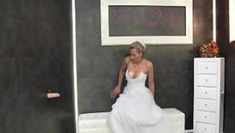 Fetish bride gets bukkake