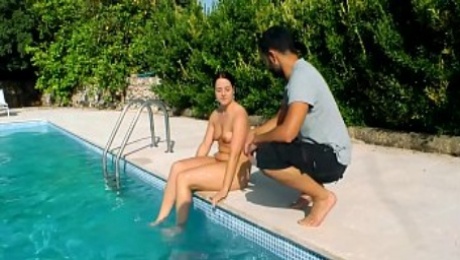 Girl on holidays fucked in a pool