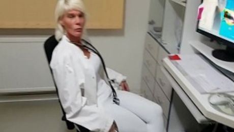 Deutsche Frau Doktor fickt patienten in der Arzt Praxis