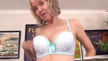 Horny Older Hoochie Jamie Foster Gets Herself Off with a Fucking Machine