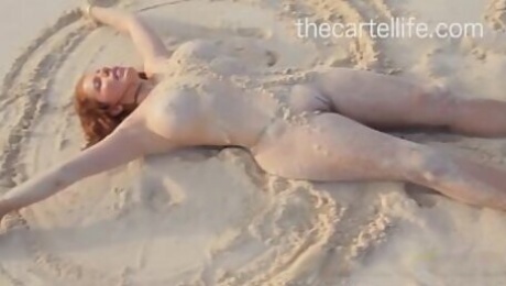 Nicky Ferrari tomando el sol desnuda en el Caribe.