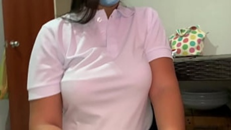 molestando a mi sobrina antes de ir a la escuela la castigo por que se puso ua tanga