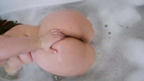 Big booty milf takes bath and pussy masturbation