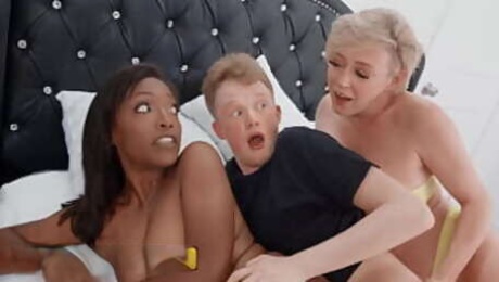Dee Williams Gets Into Some Sneaky Sex With Jimmy Before Her Stepdaughter Joins In For A threesome - Brazzers