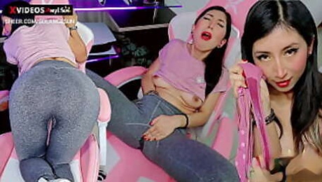 Sexy Youtuber Gamer Girl Touchs Her Wet Pussy And Gets An Amazing Squirting Orgasm - Pissing Leggins
