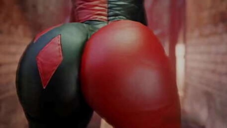 Harley Quinn shaking her bubble booty
