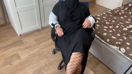 Aziza loves to chat while masturbating