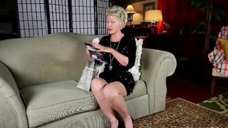 Mature mom can't resist her pantyhose fetish