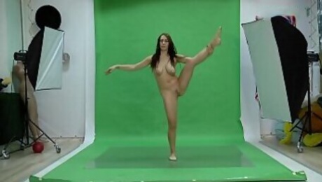 Big boobs Nicole on the green screen spreading