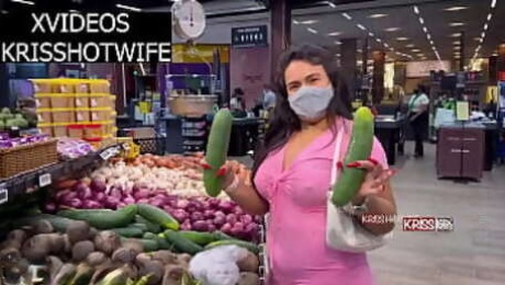 Kriss Hotwife Sendo Controlada Com Lush Na Buceta Escolhendo Pepino Grande e Grosso Para Fazer Salada Especial Pro Corno