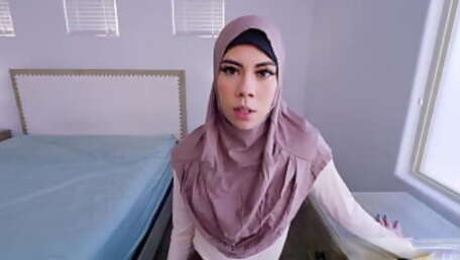 Shy muslim teen Mila Marie keeps her hijab on when fucking
