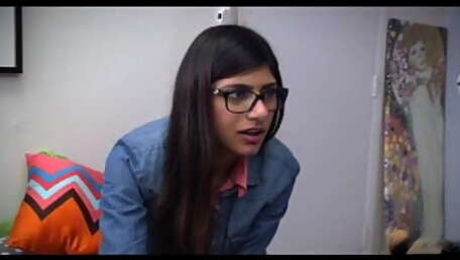 Mia Khalifa Blowjob Lessons