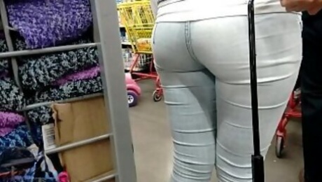 Nalgona en la fila en jeans grises