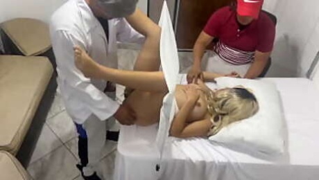 Mi Esposa es Revisada por el Doctor Ginecologo pero creo que la Esta Follando al Lado Mio y a mi Esposa le gusta NTR jav