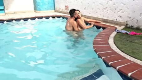 LATINA CULONA MILF ES SEDUCIDA EN LA PISCINA POR UN DESCONOCIDO Y LA FOLLA MIENTRAS SU ESPOSO N0 ESTA