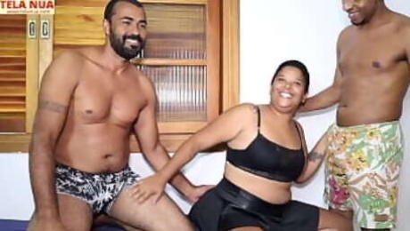 CASAL INICIANTE- Marido convida negro dotado e um amigo pra foder a esposa na sua frente enquanto ele fica apreciando sua mulher sendo fodida