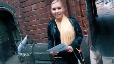 Deutsche Milf mit dicken Titten schleppt eine Teen zum Lesbensex ab