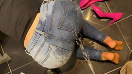 Desperate Pee in my Jeans next he Pee on Me and on end give him BlowJob with Cum on me