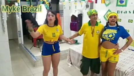 Depois  de assistir  o  jogo   da  copa  do mundo     a novinha   geovana  almeida  me covidou  para   comimorar   a vitoria do Brasil  entao  agente..transou  bem gostoso