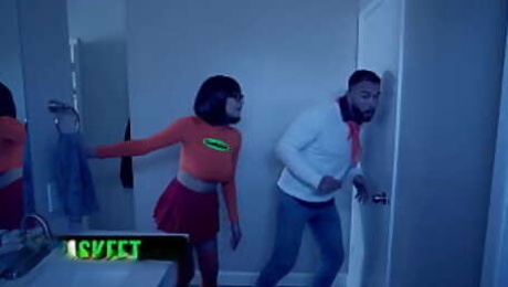 Jinkies! Velma & Fred Are Trying To Solve A Mystery In A Creepy House But They Fuck Instead