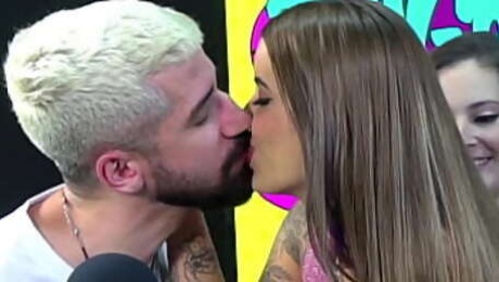 Leleco beijou duas gostosas bem safadas