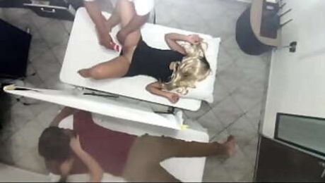 Masaje Erotico en El Cuerpo de la Hermosa Esposa al Lado de su Marido en el Salon de Masajes en Pareja Quedo Grabado Como La Esposa es Manipulada por el Medico y Luego Follada al lado de su Marido NTR