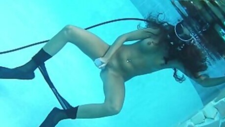 Diana Kalgotkina dildoing herself underwater