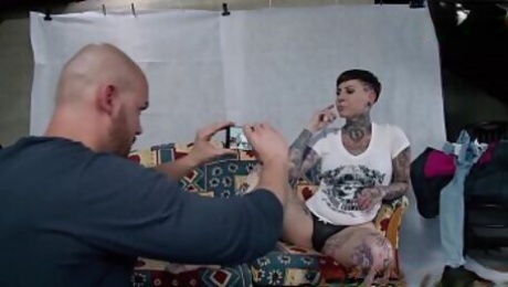 Fotograf verarscht tattoo model und fickt sie