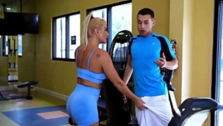 Thicc Ass MILF Robbin Banx Gives Skinny Dude Extra Personal Training