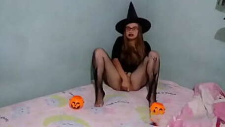 UNA BRUJA TRAVIESA EN LA NOCHE DE HALLOWEEN