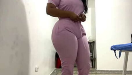Enfermera CULONA BBW es grabada en su habitacion sin darse cuenta