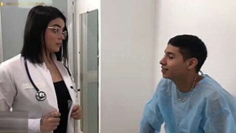 doctora sexy se folla a su paciente con polla gigante - culos grandes