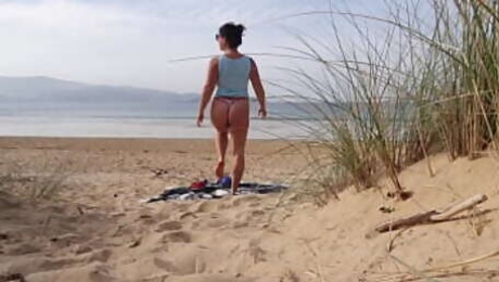 I filmed a curvy MILF changing clothes and doing Exercises on the Beach