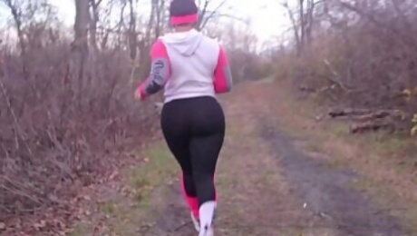 Cali kush big booty gets outdoors while running