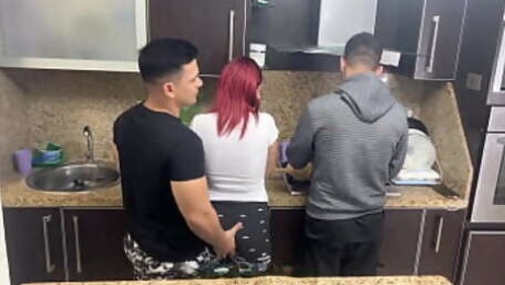 Esposa y su Marido Cocinando pero su Amigo le Mete Mano a su Esposa al Lado de su marido cornudo NTR Netorare