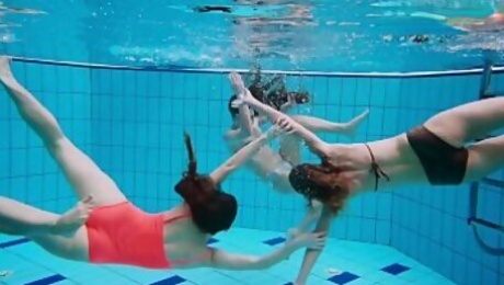 Hot underwater threesome