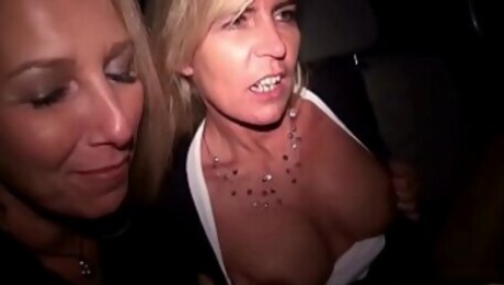 Zwei notgeile MILFs ficken im Taxi und werden gefilmt