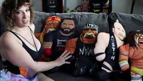 Sara Jay Unboxes WWE Bleacher Buddies