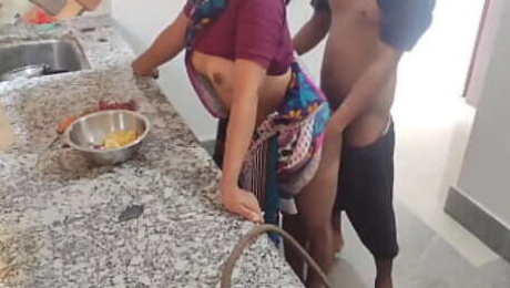 Indian aunty ko kitchen pe husband ne pelke chuda, Indian Big boobs bhabhi sex affairs in kitchen