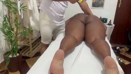 Flagrante negra da bunda grande peladinha em consultorio de massagem tantrica pegou no pau do massagista