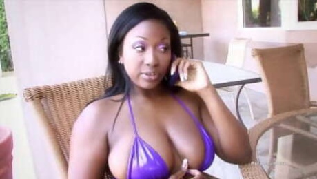 Aryana Starr est une salope black munie de gros seins naturels