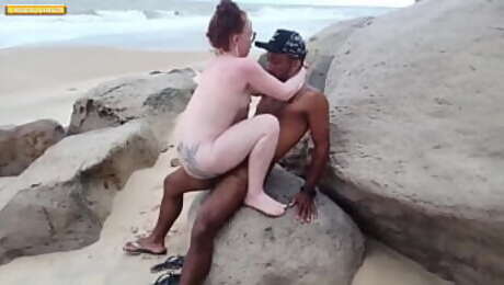 Duas gostosas transando na praia de nudismo na Bahia Albina e morena leva porra no rabo