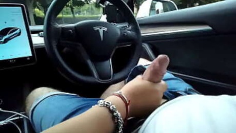 HOTWIFE GIVES ME HANDJOB IN A TESLA AND DOGGYSTYLE FUCK HOMEMADE