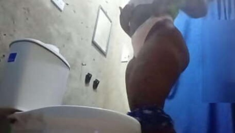 camara atrapa la sirvienta meando