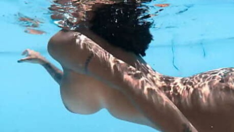 xxxwater, underwater girls, underwatershow, pool girls