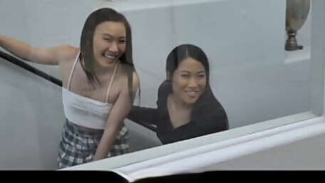 Alona Bloom and Kimmy Kim are starstruck with their stepcousin David Lee when he comes over for the weekend. They even sneak in to see him shower.